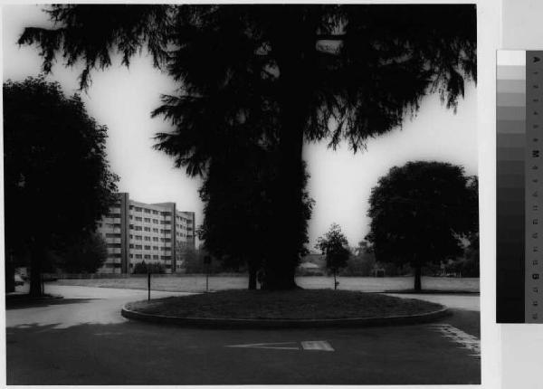 Cusano Milanino - edificio a blocco - piazza Flora