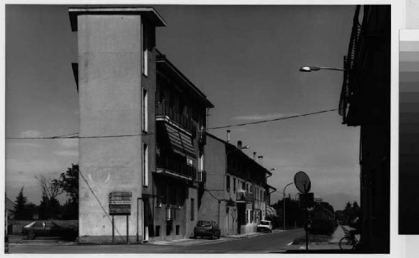 Ornago - via santuario in direzione del santuario - edificio residenziale - edificio a torre