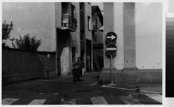 Burago di Molgora - via chiesa - ragazzi in motorino