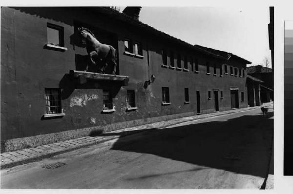 Tribiano - frazione di Zoate - cascina e circolo Zoate - facciata - strada - monumento equestre