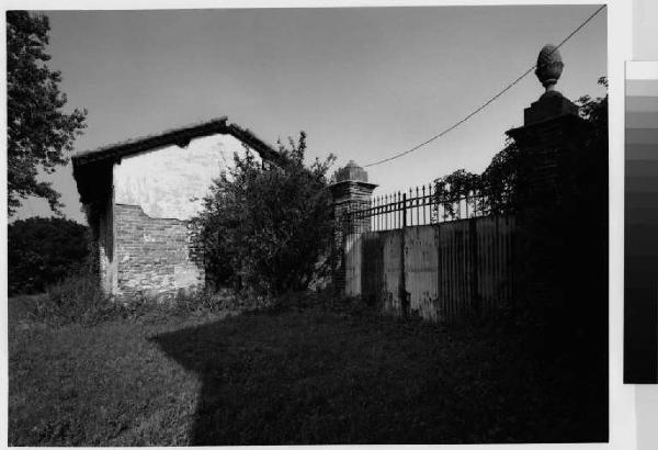 Liscate - località cascina San Pietro - cortile interno - chiesa