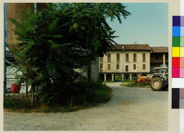 Cornate d'Adda - Porto d'Adda superiore - cascina - cortile interno - attrezzature per l'agricoltura