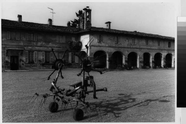 Cusago - cascina Cusago di Sotto - portico dall'aia - utensile argricolo