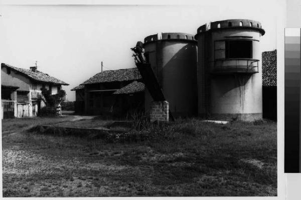 Cusago - cascina Cascinetta - cortile interno - silos