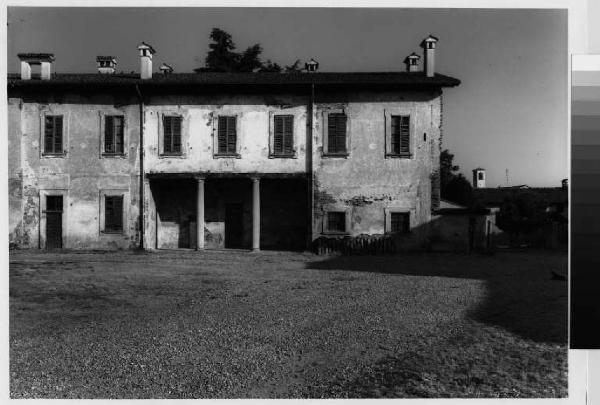 Cisliano - frazione di Bestazzo - villa Landriani - facciata - cortile interno