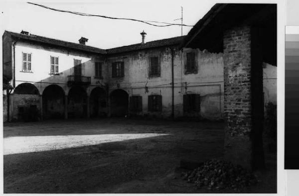 Cisliano - frazione di Bestazzo - palazzo Terrago - portico - cortile interno