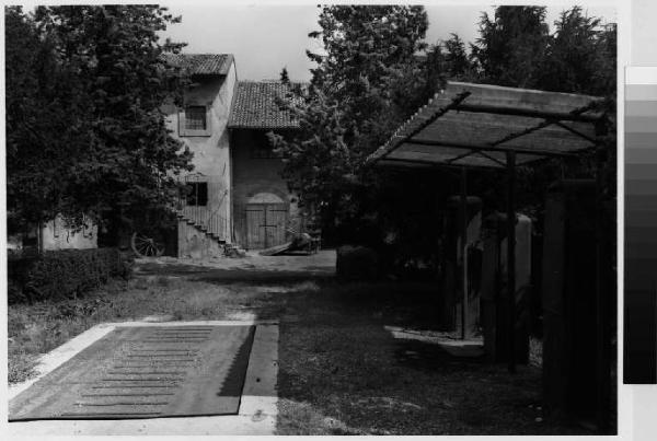 Cisliano - frazione di Bestazzo - cascina Arrigoni - cortile interno - pompe di benzina