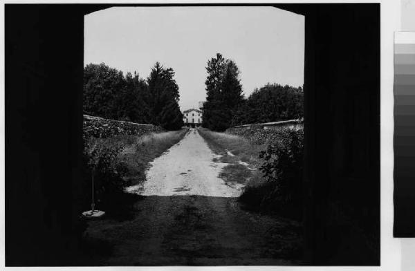 Limbiate - piazzetta delle Mimose - villa Medolago - viale di ingresso