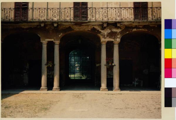Limbiate - villa Medolago - portico con colonne