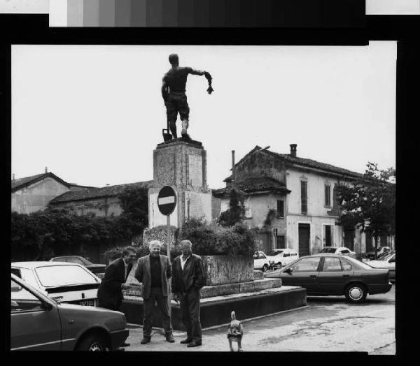 Buscate - piazza Baracca - monumento ai Caduti - gruppo di uomini