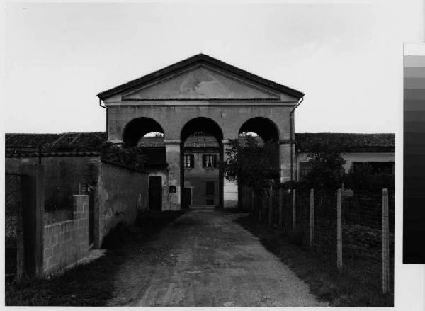 Robecchetto con Induno - cascina Arese Fagnani - facciata - esterno - portico di ingresso con timpano classico