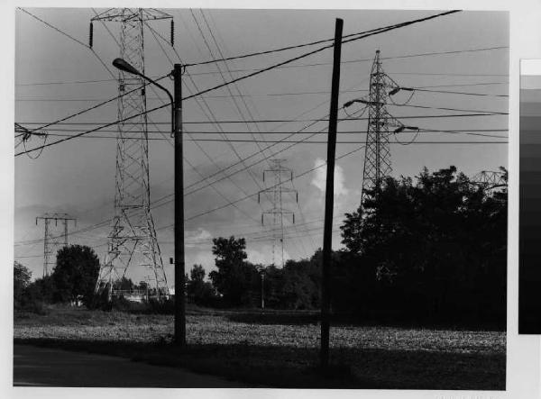 Turbigo - centrale termoelettrica - tralicci dell'alta tensione - pali della luce