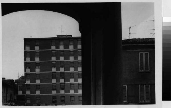 Cesano Maderno - piazza Arese - edificio a torre anni Settanta - portico dell'oratorio della Beata Vergine del Transito