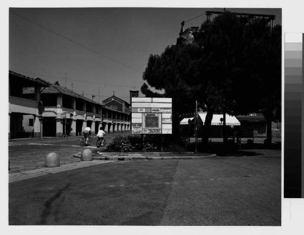 Magenta - piazza Liberazione - rotonda con segnaletica stradale - centro urbano