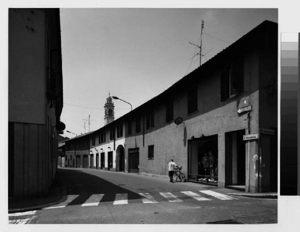 Magenta - via Santa Crescenzia da via Garibaldi - case a corte - centro storico