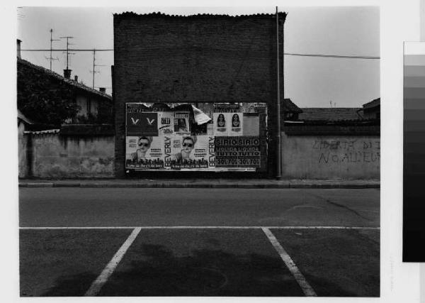 Magenta - via Santa Caterina da Siena - parcheggio - manifesti