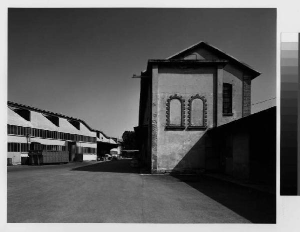 Magenta - frazione di ponte Nuovo - stabilimento industriale Saffa - cortile interno