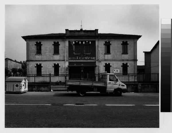 Magenta - frazione di ponte Nuovo - scuola elementare Carlo Lorenzini - strada - autocarro