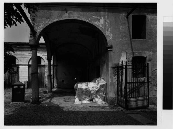 Magenta - frazione di ponte Vecchio - villa Castiglioni - portico - cortile interno