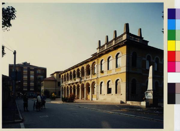 Santo Stefano Ticino - palazzo Comunale - piazza - edificio a torre - gruppo di persone