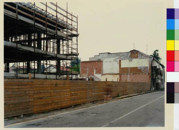 Santo Stefano Ticino - cantiere edile nei pressi della piazza della chiesa - strada