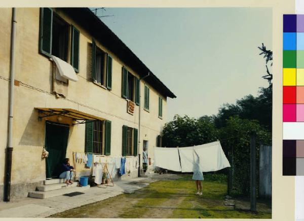 Santo Stefano Ticino - cascina Fontana - cortile interno - panni stesi - figura femminile - donna