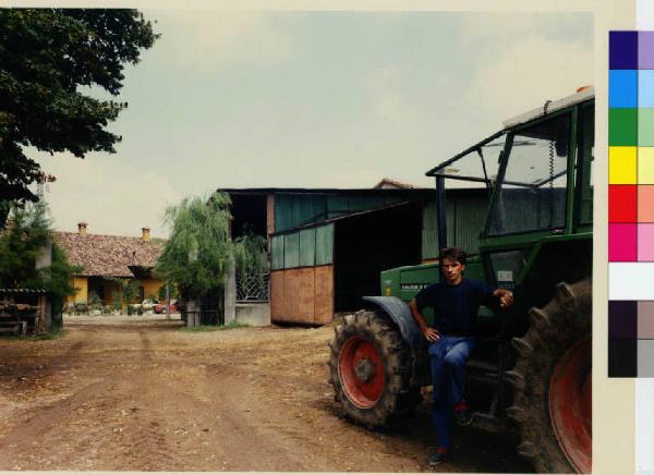 Marcallo con Casone - cascina Santa Maria - ritratto mashile - ragazzo - trattore - esterno