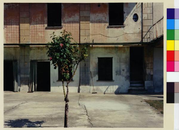 Marcallo con Casone - località Casone - casa in costruzione - cortile interno