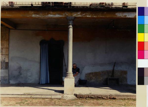 Marcallo con Casone - località Casone - portico - cortile interno - colonna - figura femminile - anziana