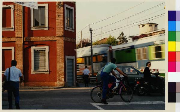 Bovisio - Masciago - via Umberto I e via Manzoni - casa - ciclista - automobile - motorino