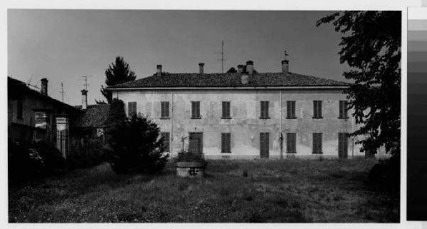 Ossona - villa Litta Modignani - cortile interno - parco