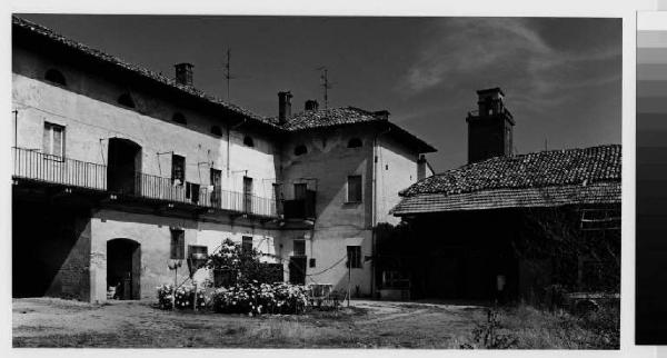 Ossona - corte Rossa - casa a corte - ballatoi - cortile interno