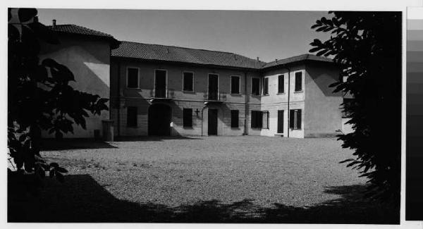 Casorezzo - via Inveruno - villa Comunale - cortile interno