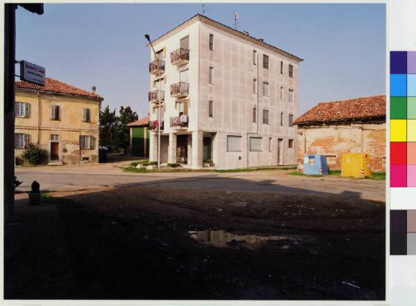 Vernate - piazza Dante - edificio a torre