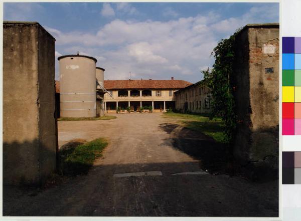 Vernate - cascina Moncucco - ingresso - cortile interno - silos