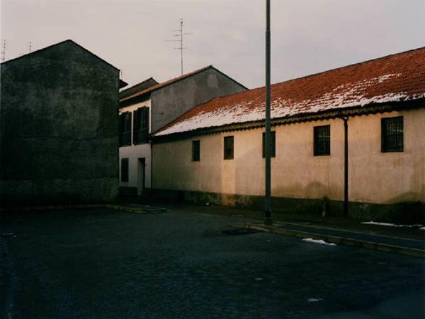 Busto Garolfo - via Garibaldi - casa a corte - strada