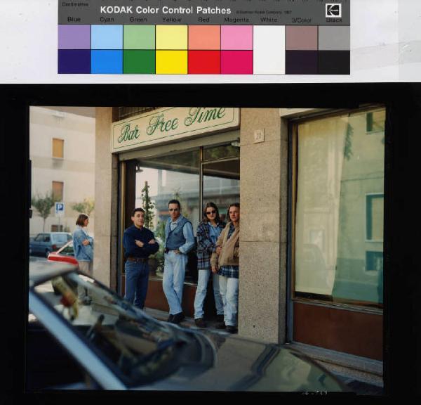 Cogliate - via IV settembre - bar "Free Time" - gruppo di ragazzi