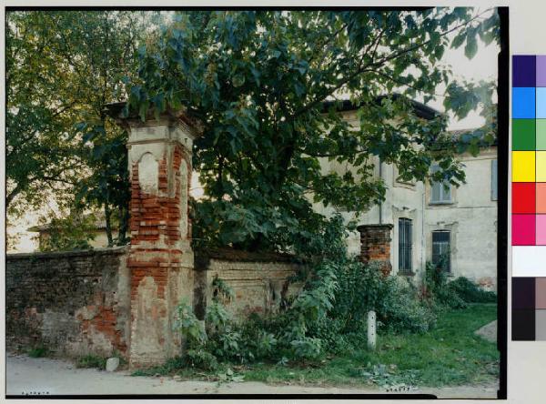 Cassinetta di Lugagnano - piazza del Teatro - villa Clari Monzini - cinta muraria