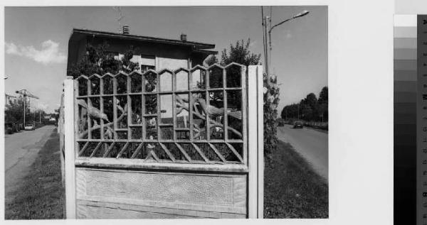 Vanzaghello - villa - particolare cancello