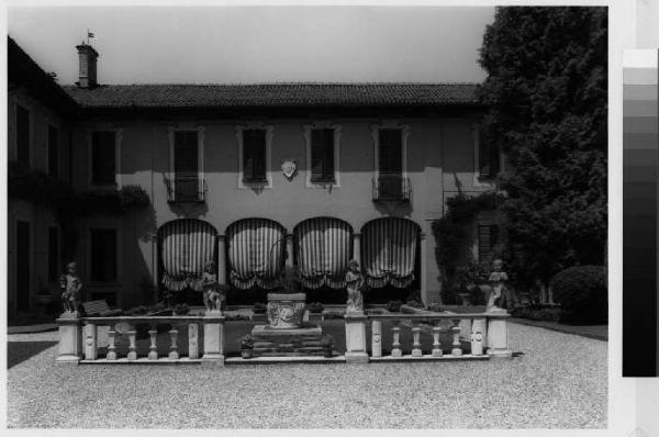 Mesero - villa Colombo - facciata - cortile interno