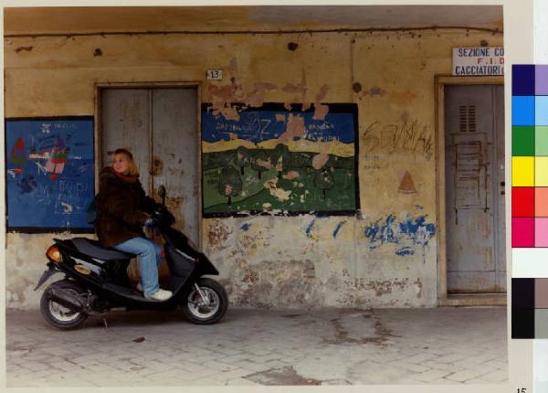 Ozzero - piazza della Libertà -  ex scuole elementari - portico - donna