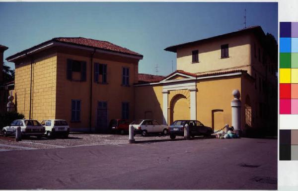 Cuggiono - villa Annoni - parcheggio - strada