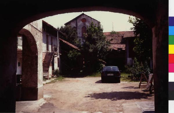 Cuggiono - via Fratelli piazza - cascina - corte interna