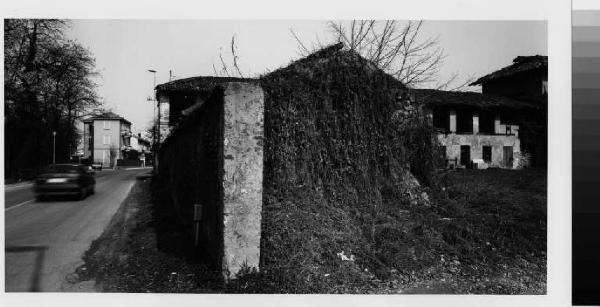 Villasanta - cascina villanuova - muro perimetrale - strada