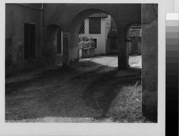 San Colombano al Lambro - corte residenziale Graffioni - ingresso al cortile