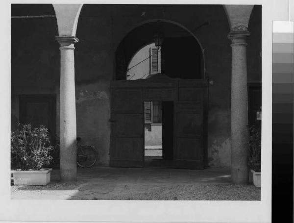 San Colombano al Lambro - palazzo delle Orsoline - colonne - portico