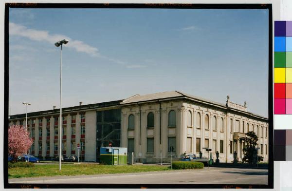 Meda - scuole professionali - centro urbano - edificio a blocco