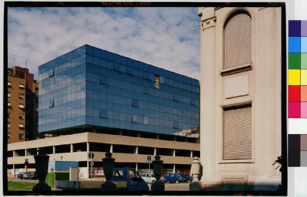 Meda - scuole professionali - centro urbano - edificio a blocco