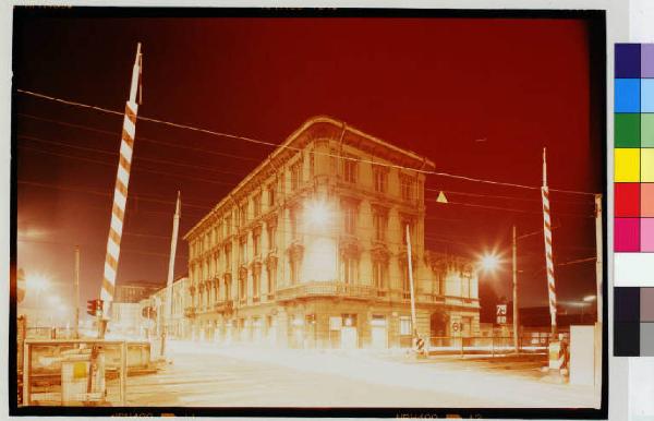 Meda - palazzo Besana di notte - passaggio a livello