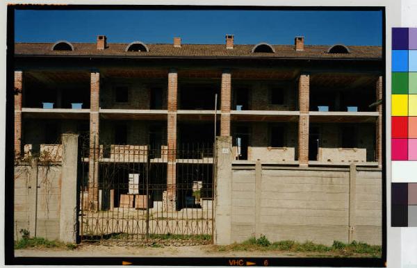 Meda - cascina Maria - facciata frontale - ballatoio